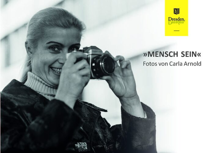 Eine Frau mit einer Kamera in der Hand in schwarz-weiß