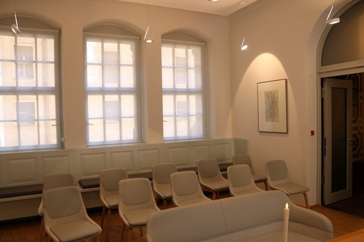 Innenansicht Saal mit Stuhlreihen