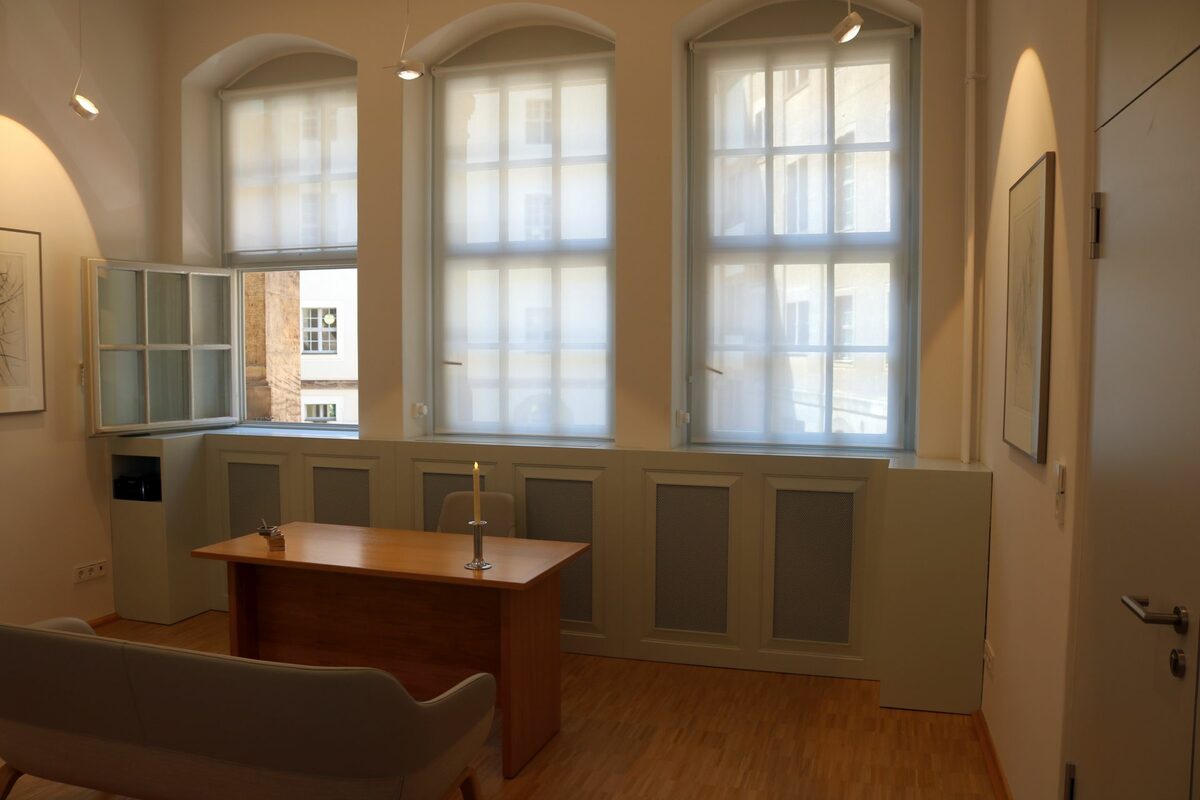 Innenansicht Saal mit zentralem Tisch