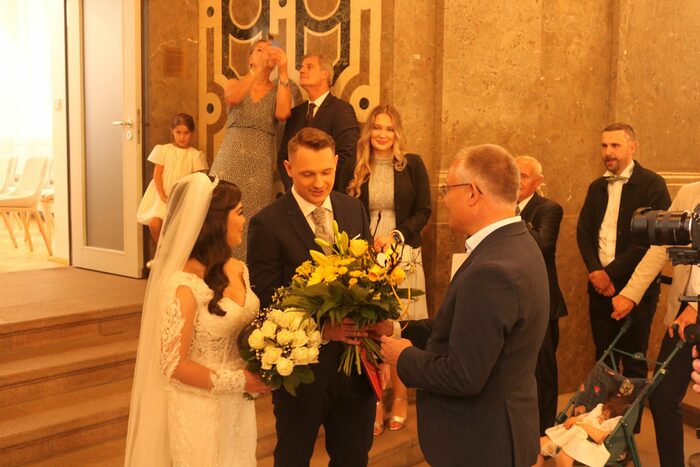 Mehrere Personen nach einer Traaung im Rathaus