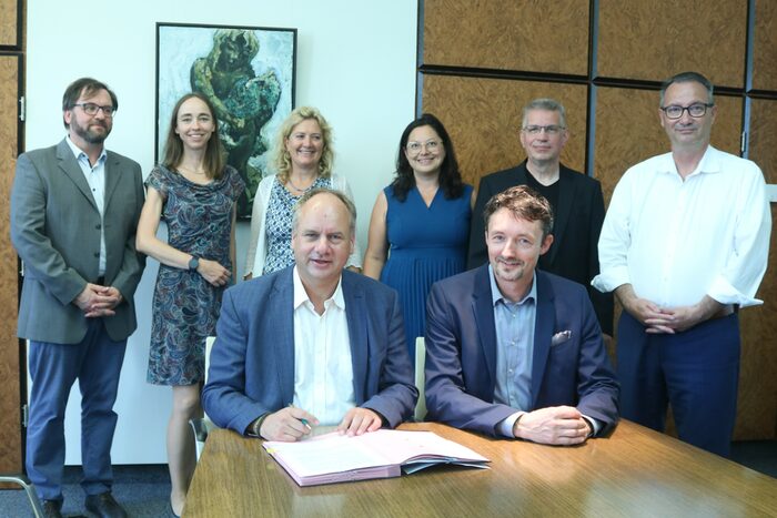  Oberbürgermeister Dirk Hilbert und Sven Marschel, Geschäftsführer der Diakonie Dresden, unterzeichnen die Kooperationsvereinbarung