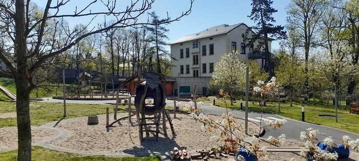 Außengelände einer Kita mit Spielgeräten