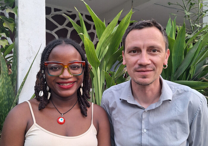 zwei Menschen schauen frontal in die Kamera