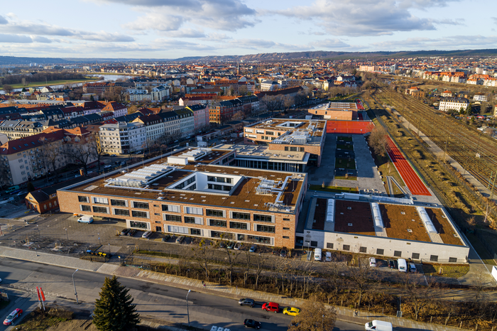 Luftbild eines schulischen Gebäudeensembles in Pieschen