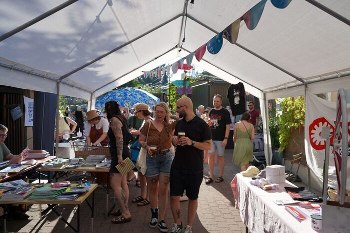 Menschen bewegen sich durch eine Marktfläche