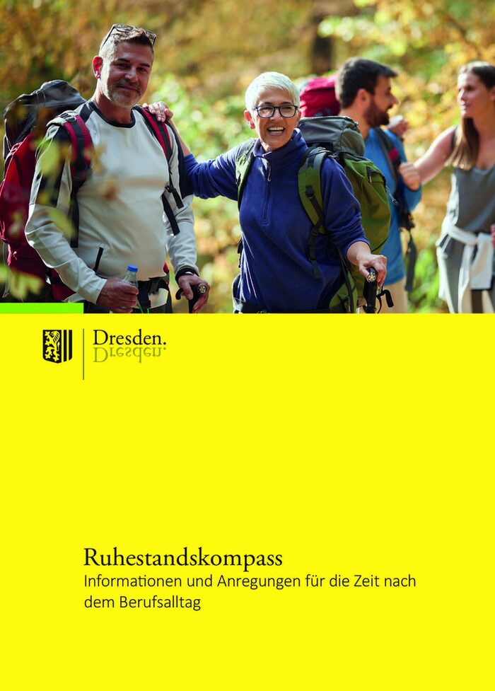 Titelseite „Ruhestandskompass“ mit zwei wandernden Personen
