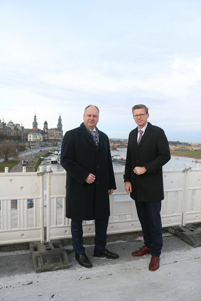 Tschechiens Verkehrsminister Martin Kupka informiert sich bei Oberbürgermeister Dirk Hilbert über den Rückbau der Carolabrücke