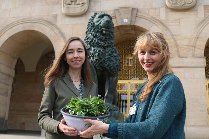Susan Ebert der AG Demenz und Sozialbürgermeisterin Dr. Kristin Klaudia Kaufmann setzen mit Vergissmeinnicht vor dem Dresdner Rathaus ein symbolisches Zeichen für alle, die an Demenz erkrankt sind