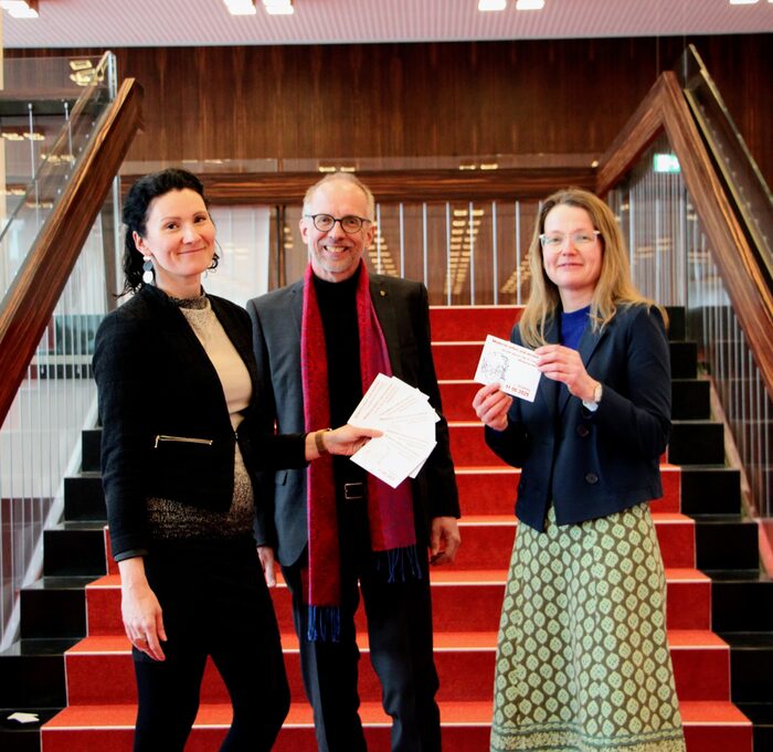 Dr. Christina Ludwig, Andreas Wohlfarth und Annekatrin Klepsch (v. l. n. r.) bei der Auslosung der diesjährigen Preisträgerklasse