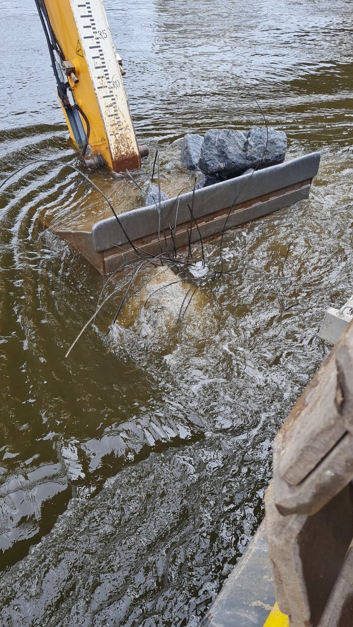 Drähte im Wasser in einer Baggerschaufel