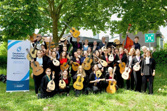 Gruppenbild von Menschen mit Gitarren und Mandolinen in der Hand