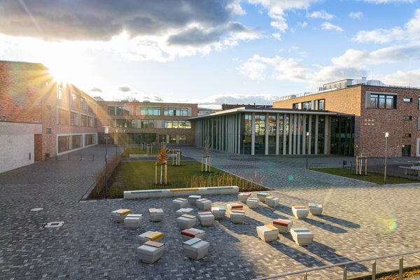 Ein Schulgebäude von Außen