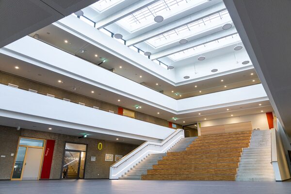 Ein Schulgebäude von Innen mit Holz-und Betonelemente