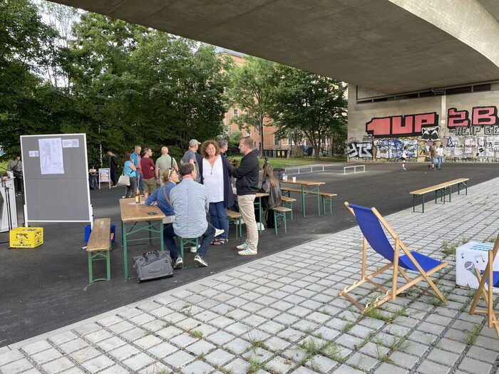 Menschen vor einer Skateanlage unter einer Brücke