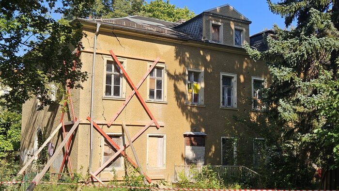 Haus mit versperrten Fenstern