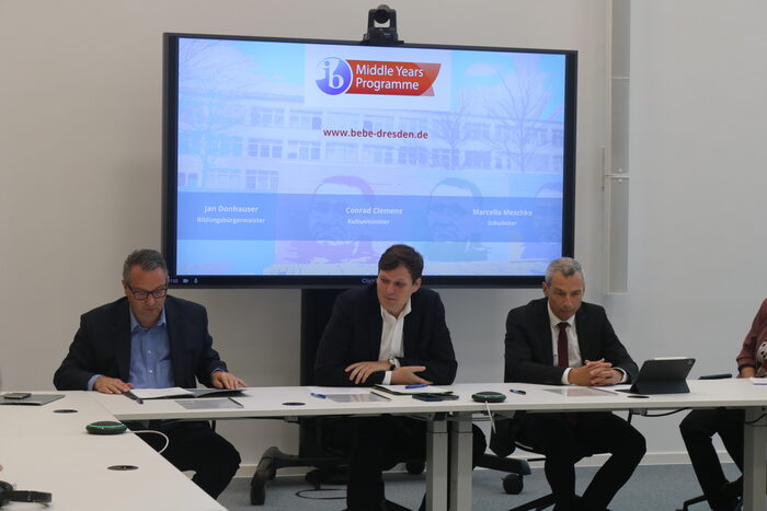 Bildungsbürgermeister, Kultusminister und Schulleiter zur Pressekonferenz