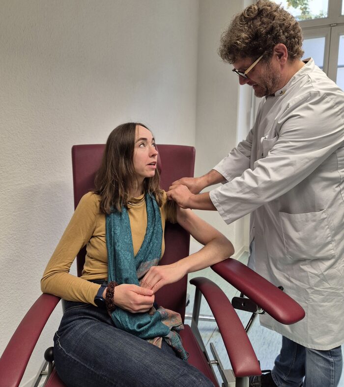 Foto von Frau Dr. Klaudia Kaufmann bei der Grippeschutzimpfung am 8. Oktober 2025 in der Betriebsambulanz des Städtischen Klinikums Dresden