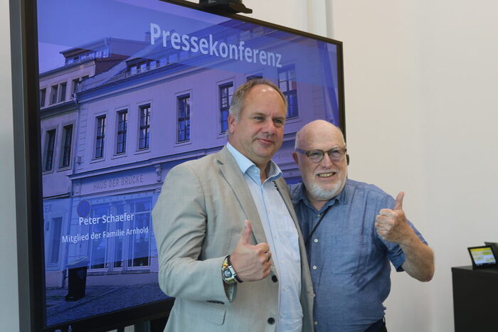 Oberbürgermeister Dirk Hilbert mit Steven Schaefer, Angehöriger und Sprecher der Familie Arnhold