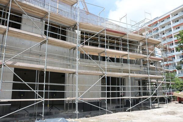 Rohbau mit einem Gerüst davor