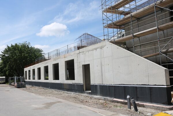 Flacher Heller Rohbau