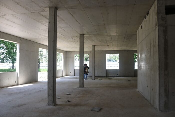 Innenansicht leerer Rohbau, Offene Löcher für Fenster an der linken Seite