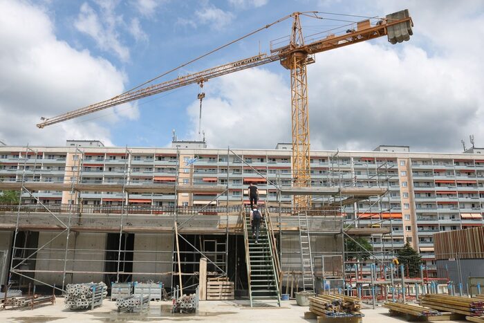 Rohbau von außen mit einem Kran daneben