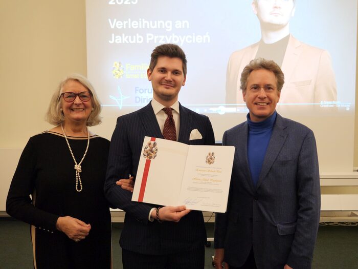 3 Menschen mit Urkunde