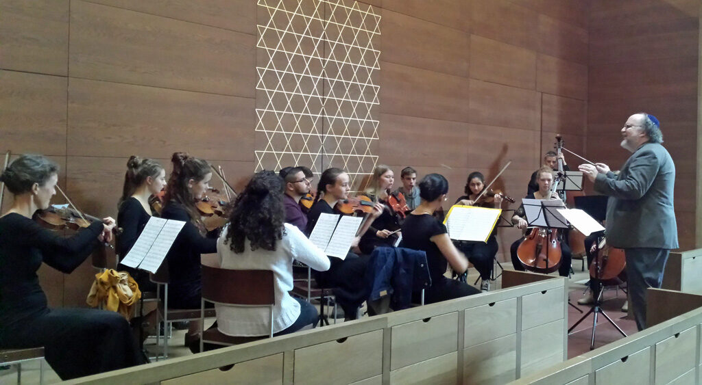 junge Orchestermusiker bei der Probe in der Synagoge