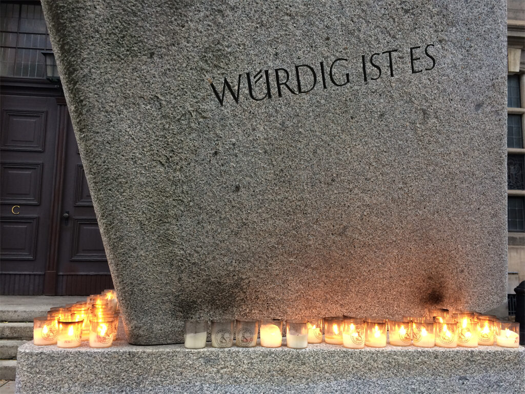 Kerzen am Fuß des Gedenksteins vor der Kreuzkirche