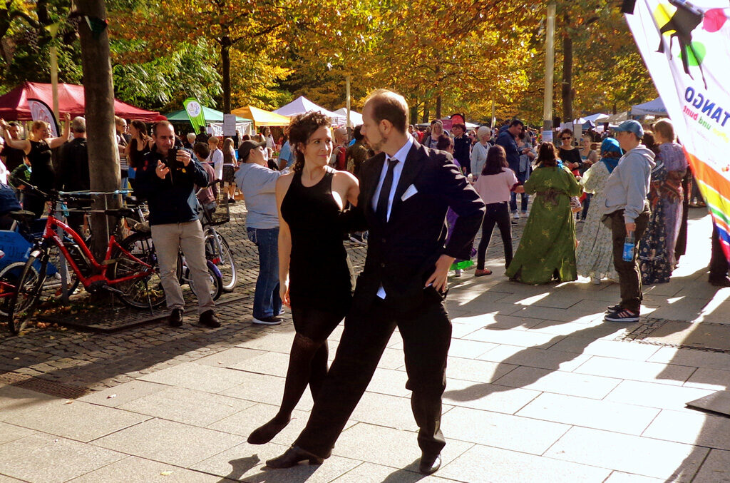 tanzendes Paar beim Straßenfest