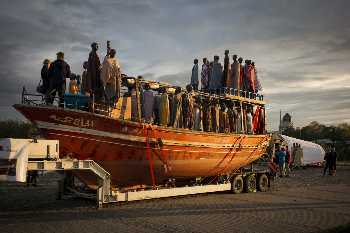 Boot mit Menschen-Skulpturen - Projekt "Mit Sicherheit gut ankommen"