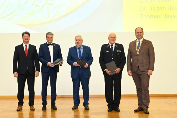 Preisträger der Gruppe Sport und Katastrophenschutz mit Laudator und Oberbürgermeister Dirk Hilbert