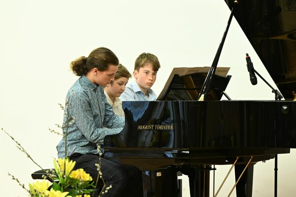 drei Schüler des Heinrich-Schütz-Konservatoriums am Klavier
