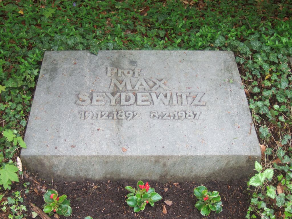 Grabstein Prof. Max Seydewitz, Ehrenhain auf dem Heidefriedhof Dresden