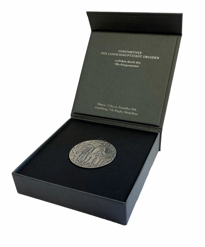 Die Ehrenmünze liegt in der Ehrenmünzen-Schatulle.