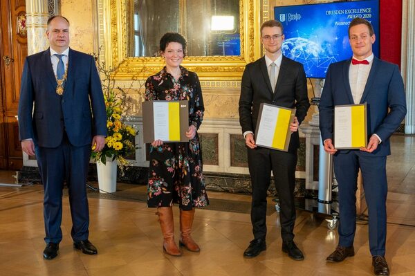 Oberbürgermeister Dirk Hilbert mit Amtskette und Preisträger anlässlich der Verleihung des Excellence Awards 2020