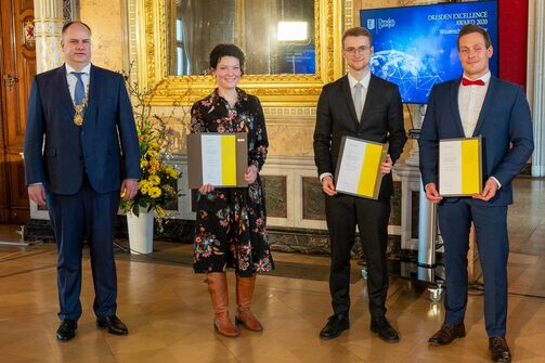 Oberbürgermeister Dirk Hilbert mit Amtskette und Preisträger anlässlich der Verleihung des Excellence Awards 2020