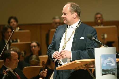 Oberbürgermeister Dirk Hilbert mit Amtskette anlässlich des Festaktes Building Bridges