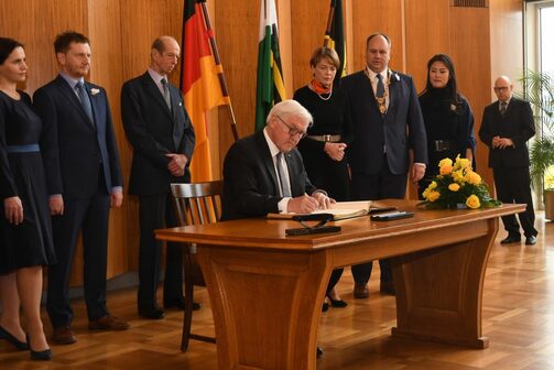 Bundespräsident Frank-Walter Steinmeier trägt sich in das Goldene Buch ein.