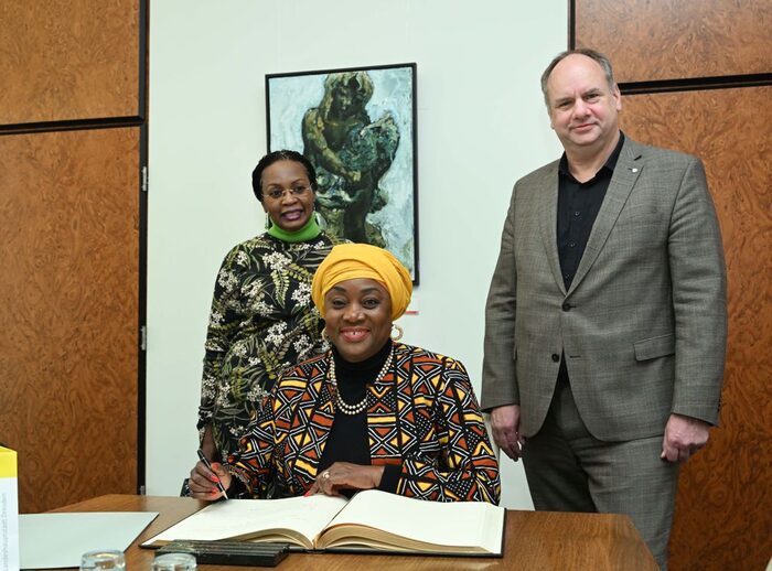 Gäste aus dem Kongo tragen sich in das Goldene Buch ein.