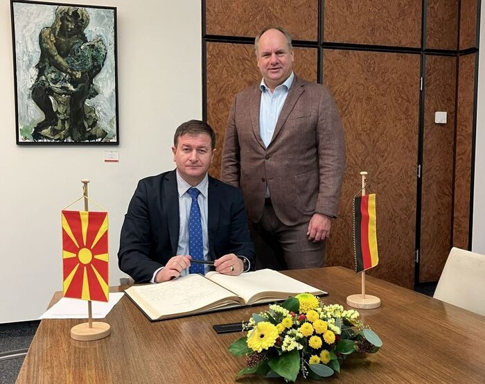 Der Botschafter von Nordmazedonien trägt sich in das Goldene Buch ein.