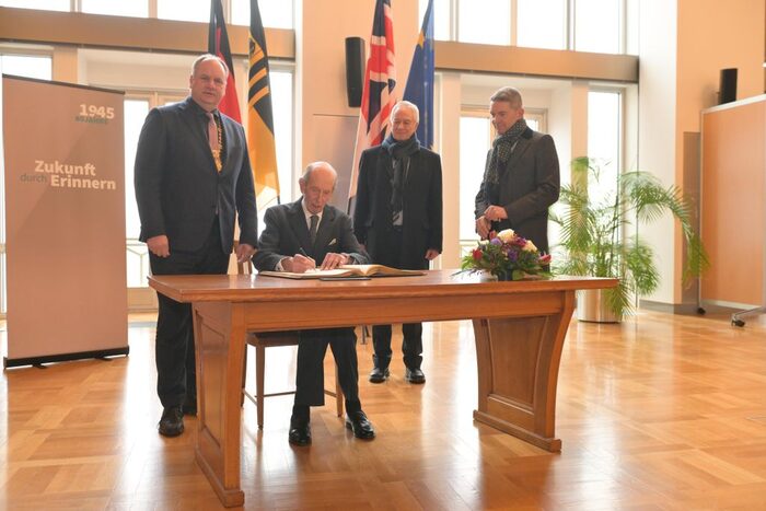 Der Herzog von Kent trägt sich anlässlich des 80. Jahrestages der Zerstörung Dresdens in das Goldene Buch ein.