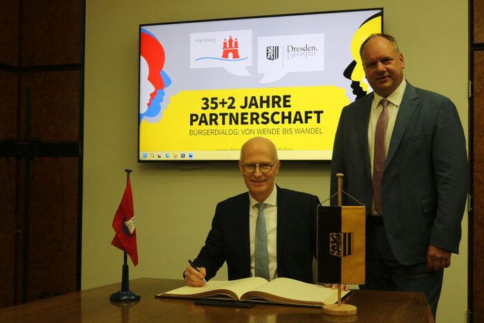 Der Erste Bürgermeister von Hamburg trägt sich in das Goldene Buch ein.