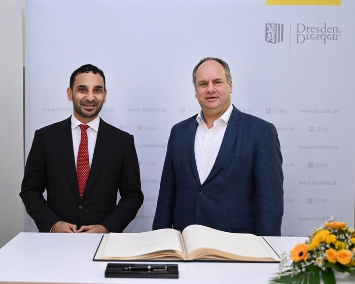 Der Botschafter der Vereinigten Arabischen Emirate trägt sich in das Goldene Buch ein.