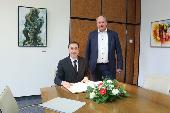 Der Botschafter von Bulgarien trägt sich in das Goldene Buch ein.