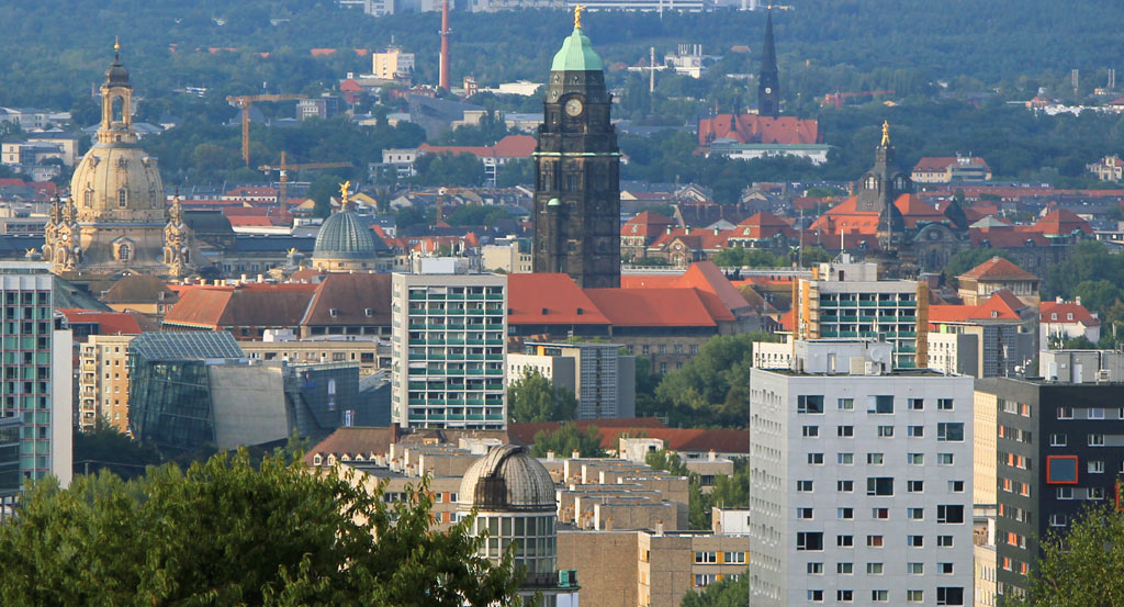 Innenstadt Dresdens mit Hochhäusern, Frauenkirche und Rathausturm