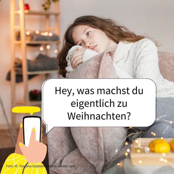 Eine junge Frau sitz auf einer Couch und blickt traurig, im Vordergrund eine Handy mit einer Sprechblase, in der eine Frage steht: Hey, was machst du eigentlich zu Weihnachten