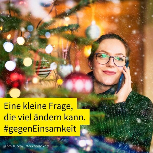 Eine Frag hält ein Handy in der Hand, sie sieht zufrieden aus und strahlt, davor steht der Text: Eine kleine Frage die viel ändern kann. mit dem Hashtag gegen Einsamkeit.