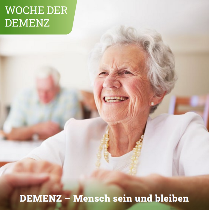 Alte Frau mit weißen Haaren legt ihre Hände in andere Hände