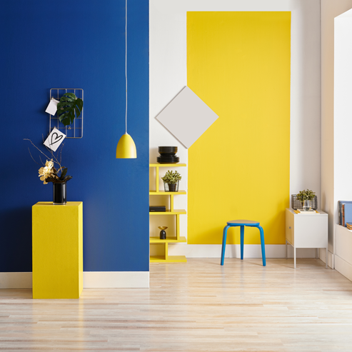 Ein Zimmer mit einer blau und einer gelb gestrichenen Wand